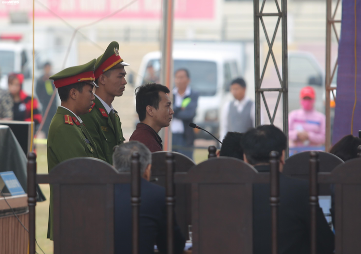 Bị cáo Vương Văn Hùng phản cung, khai không hiếp dâm nữ sinh giao gà - 1