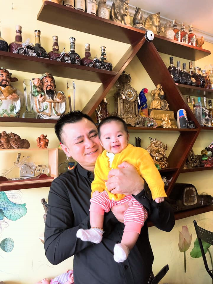 NSND Tự Long hạnh phúc khoe con thứ 2 giống bố 'như hai giọt nước' - 7