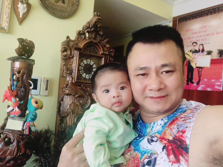 NSND Tự Long hạnh phúc khoe con thứ 2 giống bố 'như hai giọt nước' - 5