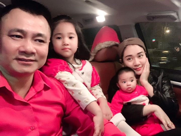 NSND Tự Long hạnh phúc khoe con thứ 2 giống bố 'như hai giọt nước' - 4