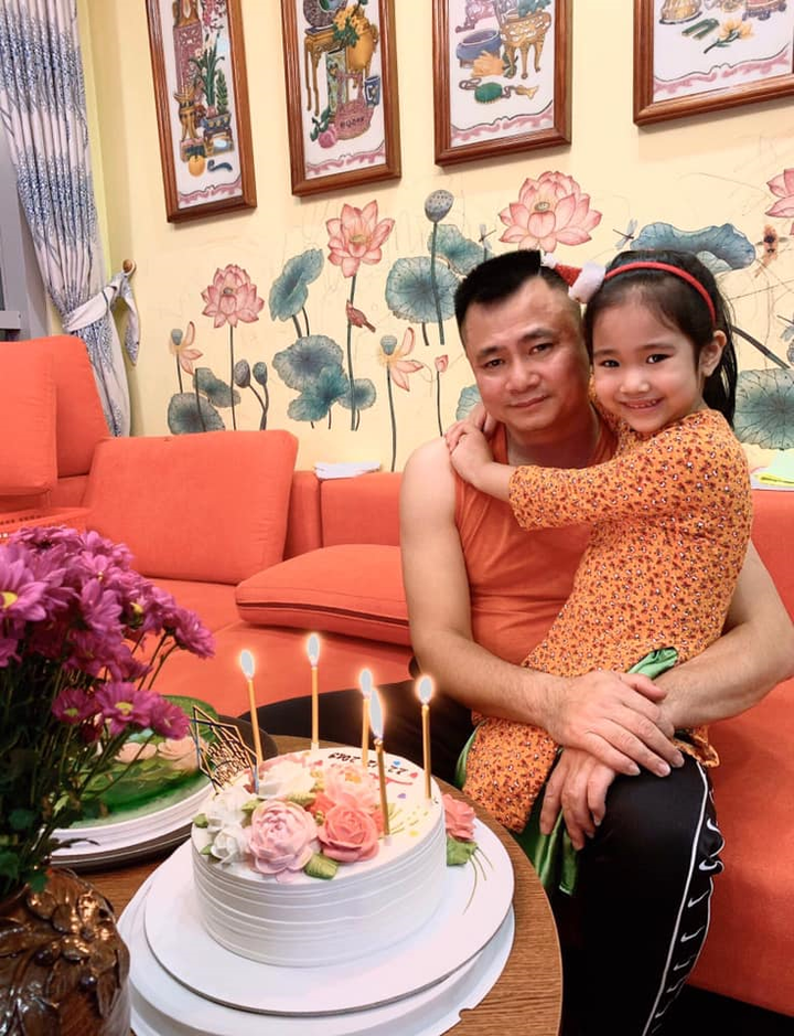 NSND Tự Long hạnh phúc khoe con thứ 2 giống bố 'như hai giọt nước' - 6