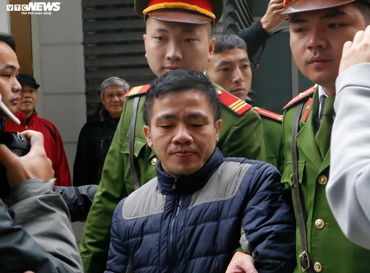 Hình ảnh 2 cựu Bộ trưởng và các bị cáo đến phiên tòa xử vụ MobiFone mua AVG ngày tuyên án - 6