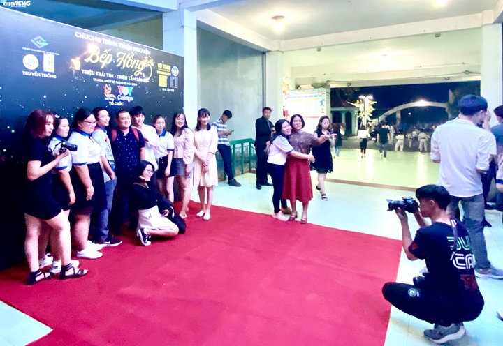 Xúc động đêm nhạc thiện nguyện của sinh viên VOV College - 1