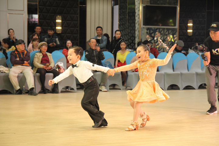 Con trai Khánh Thi đoạt 2 huy chương bạc khi lần đầu thi khiêu vũ thể thao - 4