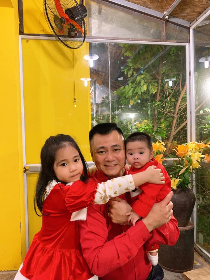 NSND Tự Long hạnh phúc khoe con thứ 2 giống bố 'như hai giọt nước' - 3