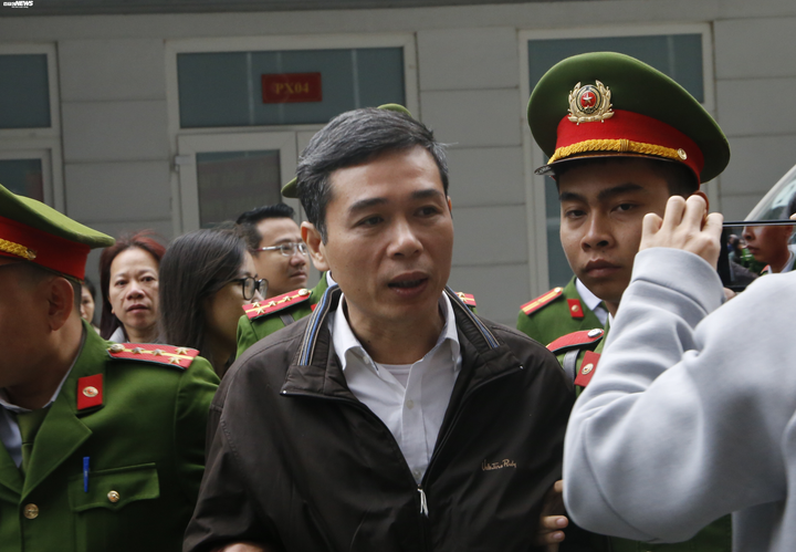 Hình ảnh 2 cựu Bộ trưởng và các bị cáo đến phiên tòa xử vụ MobiFone mua AVG ngày tuyên án - 5