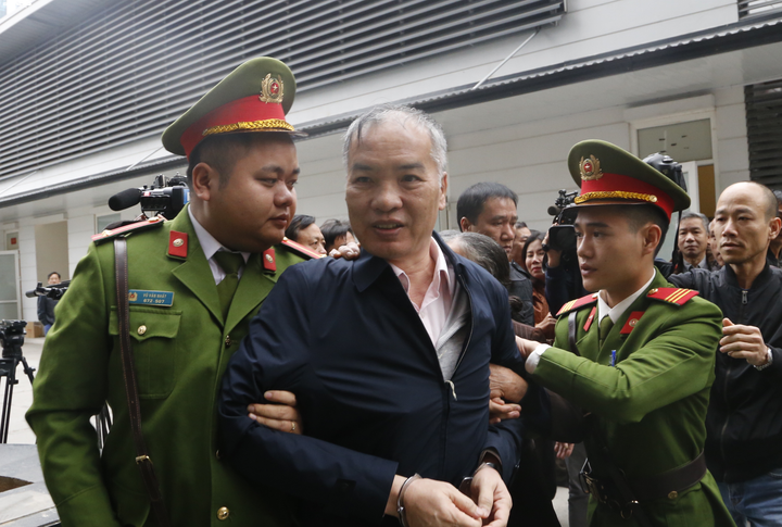 Hình ảnh 2 cựu Bộ trưởng và các bị cáo đến phiên tòa xử vụ MobiFone mua AVG ngày tuyên án - 3