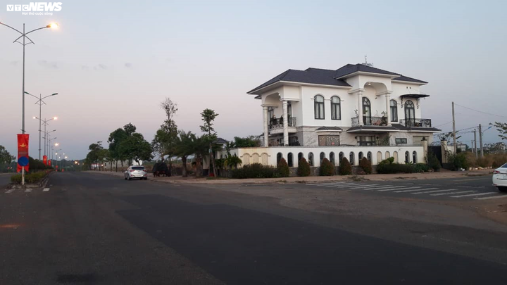 Cận cảnh biệt thự nguy nga của Bí thư huyện ở Bình Phước vừa bị cướp 'ghé thăm' - 1