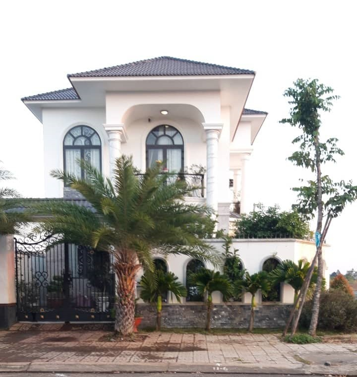 Cận cảnh biệt thự nguy nga của Bí thư huyện ở Bình Phước vừa bị cướp 'ghé thăm' - 7