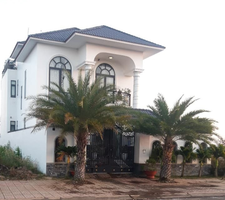 Cận cảnh biệt thự nguy nga của Bí thư huyện ở Bình Phước vừa bị cướp 'ghé thăm' - 5