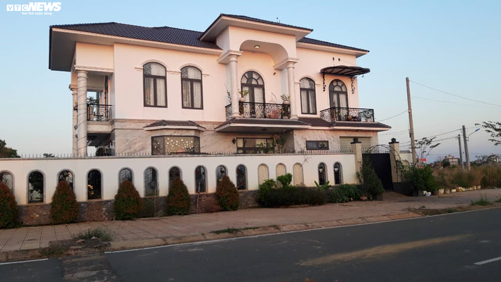 Cận cảnh biệt thự nguy nga của Bí thư huyện ở Bình Phước vừa bị cướp 'ghé thăm' - 3