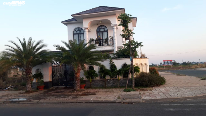 Cận cảnh biệt thự nguy nga của Bí thư huyện ở Bình Phước vừa bị cướp 'ghé thăm' - 4