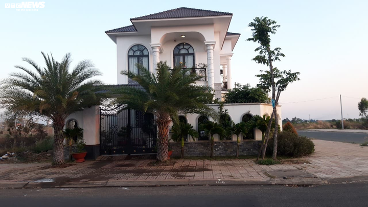 Cận cảnh biệt thự nguy nga của Bí thư huyện ở Bình Phước vừa bị cướp 'ghé thăm' - 6