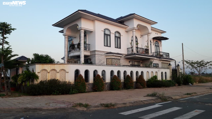 Cận cảnh biệt thự nguy nga của Bí thư huyện ở Bình Phước vừa bị cướp 'ghé thăm' - 2