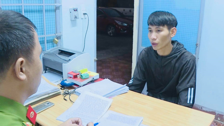 Tạm giữ 'con nghiện' chống đối, lấy dao đâm 2 chiến sĩ công an - 1