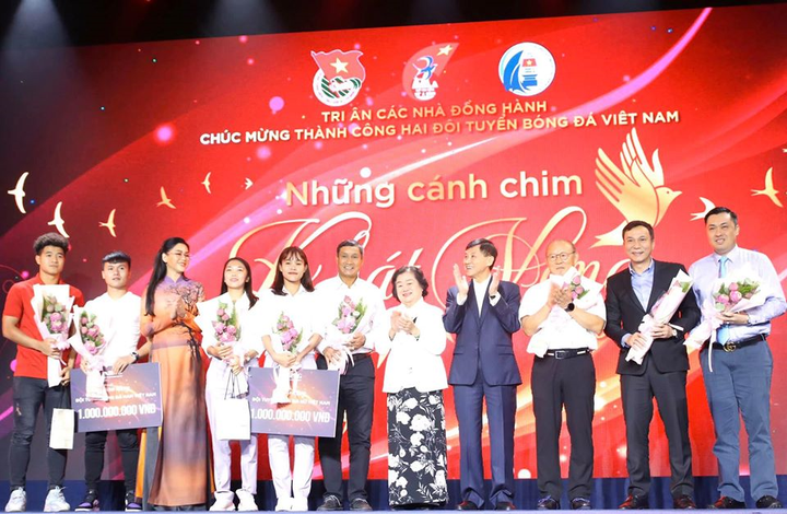 Chồng Tăng Thanh Hà sở hữu bộ chữ ký Đội tuyển Việt Nam giá 1 tỷ đồng - 1