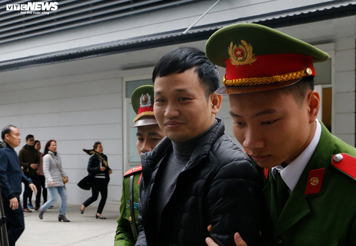 Hình ảnh 2 cựu Bộ trưởng và các bị cáo đến phiên tòa xử vụ MobiFone mua AVG ngày tuyên án - 7