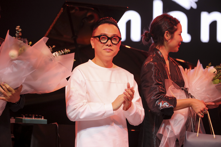 Hồ Ngọc Hà - Thanh Hằng hội ngộ, Sơn Tùng M-TP xuất hiện chớp nhoáng trong triển lãm của Công Trí - 11