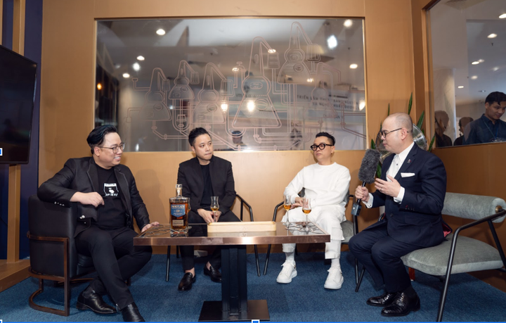 Hồ Ngọc Hà - Thanh Hằng hội ngộ, Sơn Tùng M-TP xuất hiện chớp nhoáng trong triển lãm của Công Trí - 13