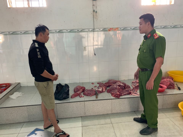 Bắt quả tang cơ sở dùng dung dịch đỏ 'hô biến' thịt heo nái thành thịt bò - 1