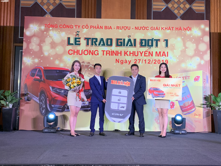 Mua bia Hà Nội, khách hàng trúng thưởng ô tô CRV trị giá 1,1 tỷ đồng - 1