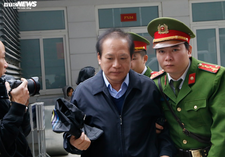 Hình ảnh 2 cựu Bộ trưởng và các bị cáo đến phiên tòa xử vụ MobiFone mua AVG ngày tuyên án - 2