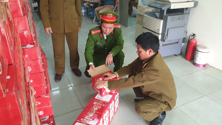 Bắt hơn 1 tấn thực phẩm lậu Trung Quốc tập kết ở Hà Nội - 2