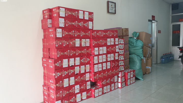 Bắt hơn 1 tấn thực phẩm lậu Trung Quốc tập kết ở Hà Nội - 1