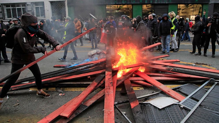 Hàng nghìn người biểu tình tiếp tục làm ‘rung chuyển’ Paris - 1