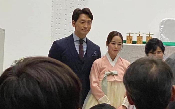 Hình ảnh hiếm hoi của Bi Rain - Kim Tae Hee trong đám cưới em trai - 1