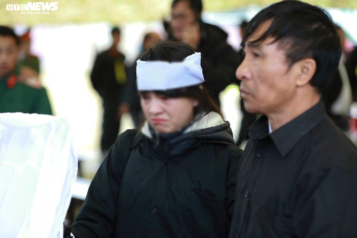 Chị gái nữ sinh giao gà bật khóc sau khi tòa tuyên án - 2