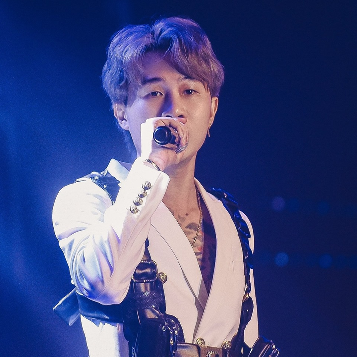 Giữa ồn ào bị bóc lột sức lao động, giọng ca 'Sóng gió' đổi nghệ danh, ra bài hát mới - 1