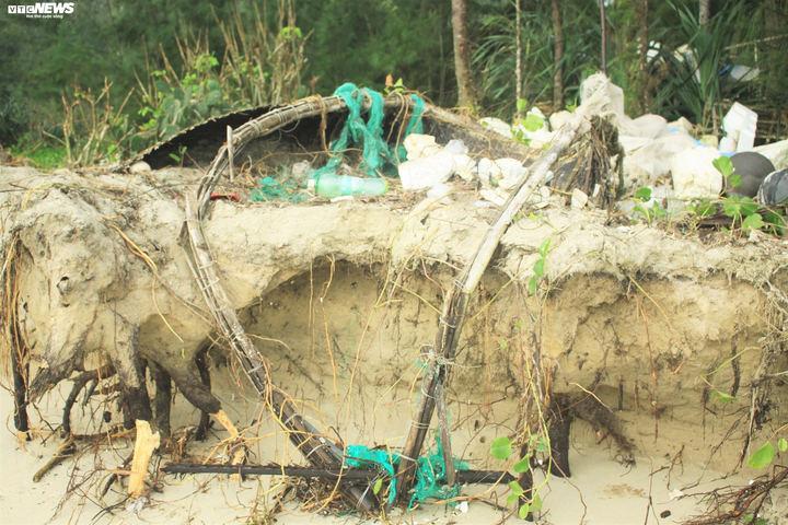 Sóng ‘ngoạm’ gần 2 cây số bờ biển Quảng Ngãi - 7