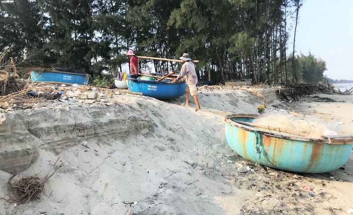 Sóng ‘ngoạm’ gần 2 cây số bờ biển Quảng Ngãi - 8