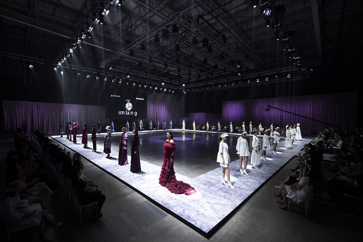 Hoa hậu Hoàn vũ 2007 Riyo Mori sải bước thần thái khi làm vedette cho Công Trí - 7