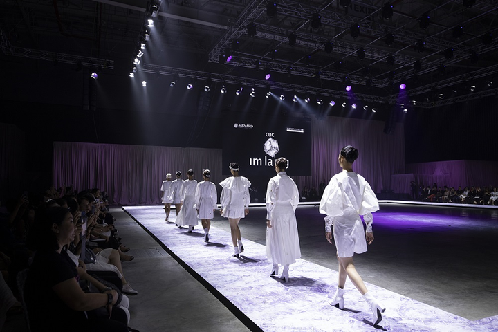 Hoa hậu Hoàn vũ 2007 Riyo Mori sải bước thần thái khi làm vedette cho Công Trí - 4