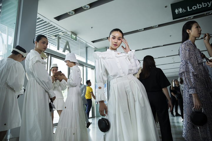 Hoa hậu Hoàn vũ 2007 Riyo Mori sải bước thần thái khi làm vedette cho Công Trí - 1