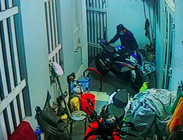 Nhóm 4 'đạo chích' trộm siêu motor giá 700 triệu đồng - 1