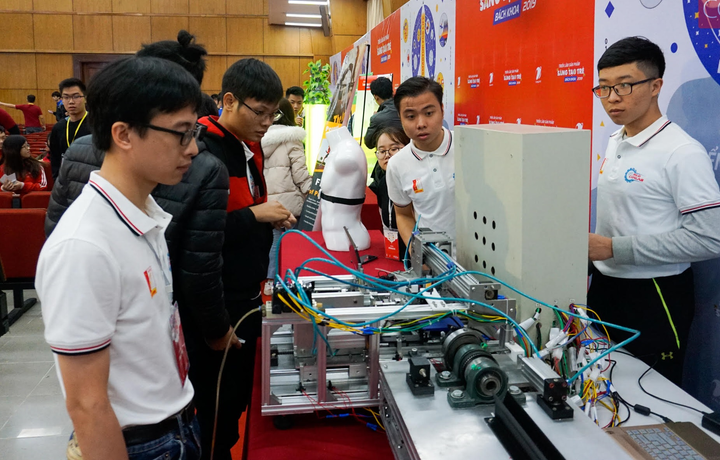 Sinh viên Hà Nội chế tạo máy lấy tơ sen đầu tiên Việt Nam - 2