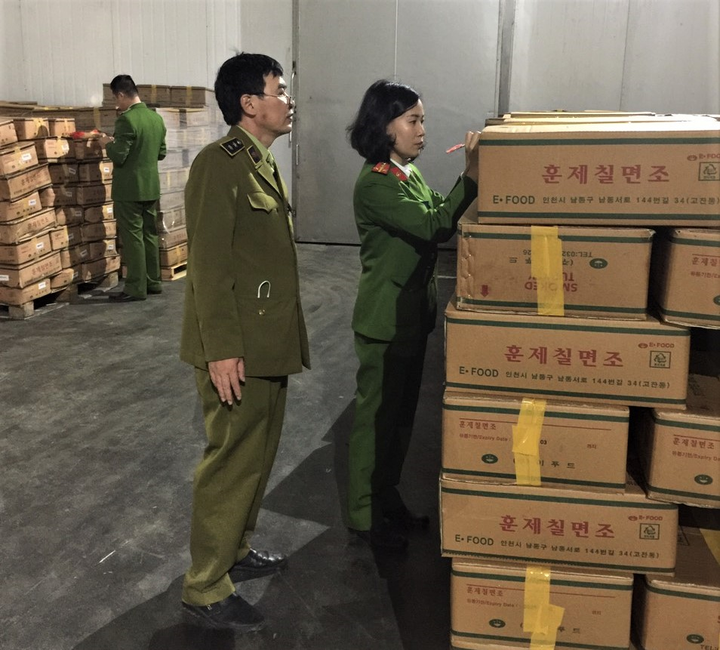 Triệt phá kho chứa 25 tấn đùi gà tây Hàn Quốc hôi thối - 2