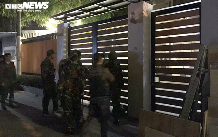 Bắn chết vợ bằng súng AK, chồng khống chế con tin rồi tự sát - 2