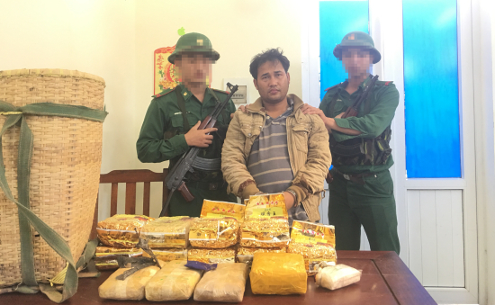 Bắt kẻ cõng 10kg ma tuý đá, 20.000 viên ma tuý vào Việt Nam - 1