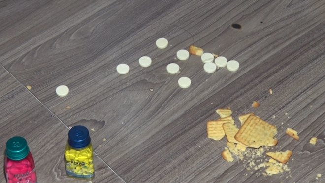 Công an phá khóa, bắt quả tang nhóm người phê ma túy trong quán karaoke - 2