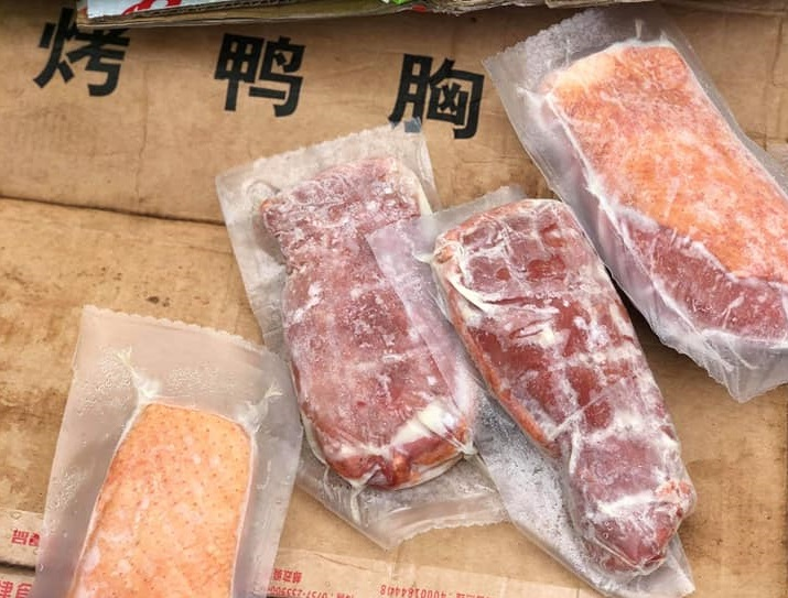 Hà Nội: Phát hiện hàng tấn thực phẩm đông lạnh 'lậu' tại sân siêu thị MM Mega Market - 4