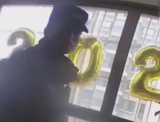 Sự thật không ngờ sau thông điệp cầu cứu từ căn nhà đối diện - 2