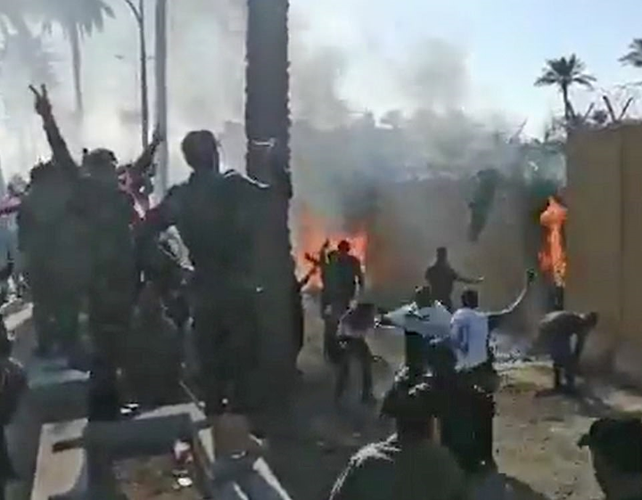 Hàng nghìn người biểu tình đốt phá, Đại sứ quán Mỹ tại Iraq phải sơ tán - 1