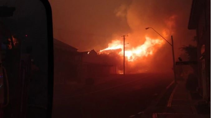 Cháy rừng Australia ngoài tầm kiểm soát: Hàng nghìn người phải đón năm mới ở bờ biển - 1