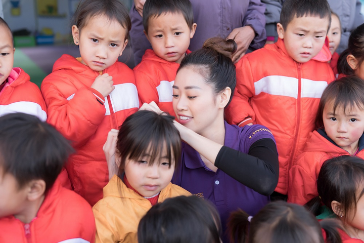 Hoa hậu Khánh Vân và dàn người đẹp 'Hoa hậu Hoàn vũ Việt Nam 2019' thăm trẻ em nghèo ở Lai Châu - 5