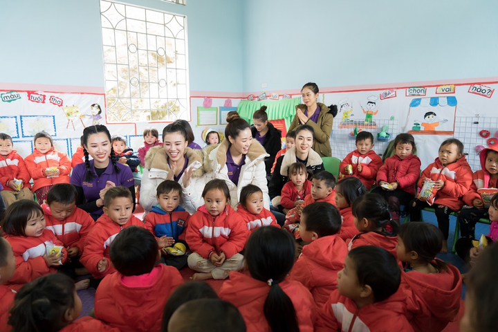 Hoa hậu Khánh Vân và dàn người đẹp 'Hoa hậu Hoàn vũ Việt Nam 2019' thăm trẻ em nghèo ở Lai Châu - 3