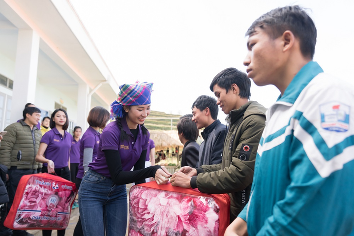 Hoa hậu Khánh Vân và dàn người đẹp 'Hoa hậu Hoàn vũ Việt Nam 2019' thăm trẻ em nghèo ở Lai Châu - 11